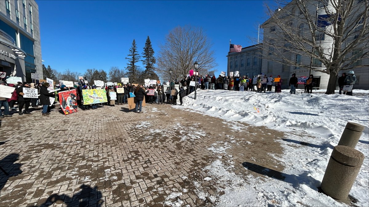 Hunderte Einwohner Maines versammelten sich im Kapitol in Augusta und protestierten gegen die Maßnahmen von Präsident Trump in seinen ersten beiden Amtswochen. Sie sagen, sie wollen, dass die Politiker in Maine mehr tun, um sich gegen seine Regierung zu wehren.