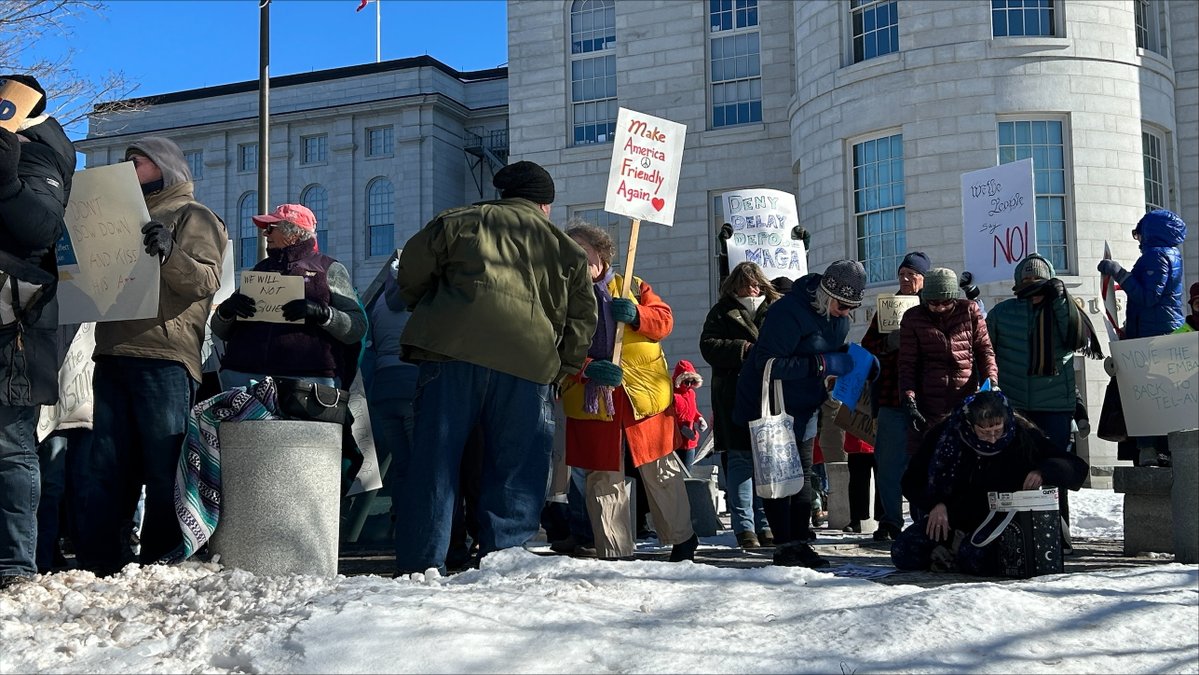 Hunderte Einwohner Maines versammelten sich im Kapitol in Augusta und protestierten gegen die Maßnahmen von Präsident Trump in seinen ersten beiden Amtswochen. Sie sagen, sie wollen, dass die Politiker in Maine mehr tun, um sich gegen seine Regierung zu wehren.