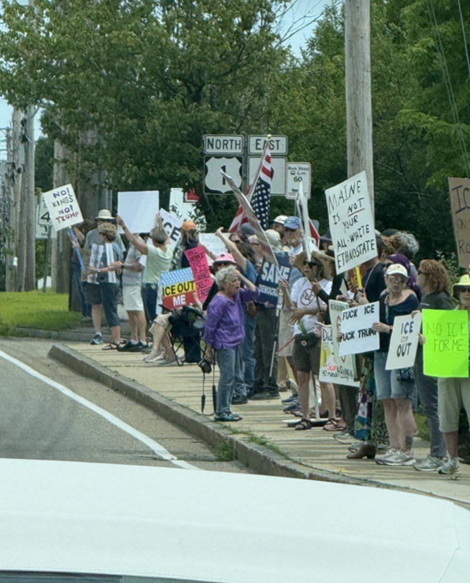 Anti-ICE protest in Scarborough today, notably drawing a much larger turnout than the protest organized by out-of-state social media influencers outside of the ICE facility yesterday 
